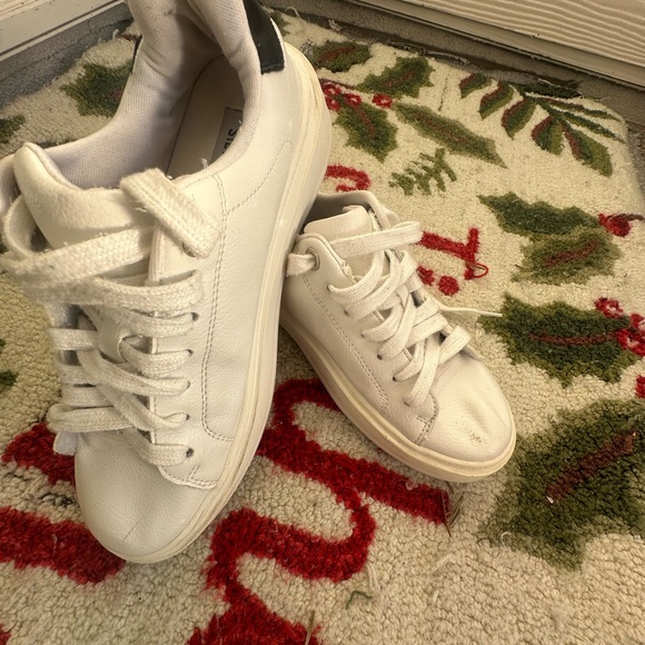 Steve Madden White and Black Sneakers SIZE 6.5US - Picture 5 of 5